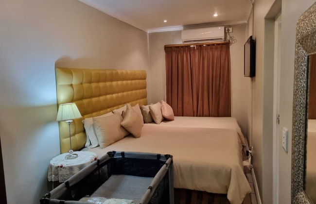 Savoy Lodge - Room - Photo 1
