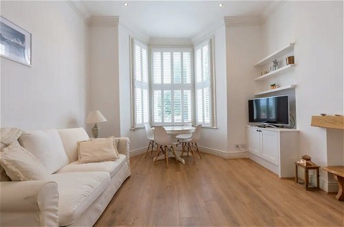 Photo 14 - Gorgeous, Newly Renovated 1 Bedroom in Balham With Garden