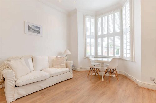 Photo 10 - Gorgeous, Newly Renovated 1 Bedroom in Balham With Garden