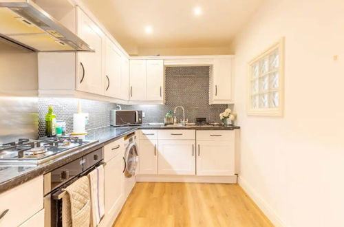 Photo 9 - Gorgeous, Newly Renovated 1 Bedroom in Balham With Garden