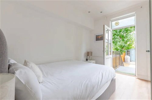 Photo 5 - Gorgeous, Newly Renovated 1 Bedroom in Balham With Garden
