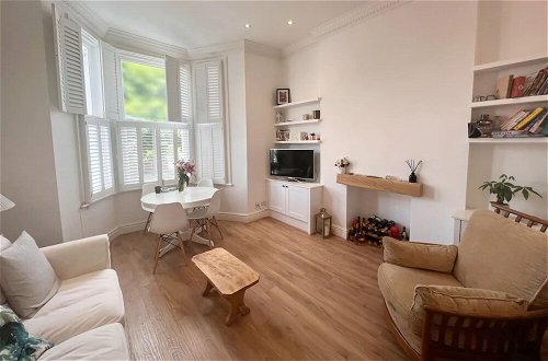 Photo 12 - Gorgeous, Newly Renovated 1 Bedroom in Balham With Garden