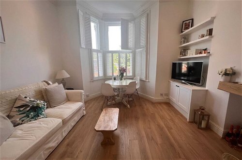 Photo 11 - Gorgeous, Newly Renovated 1 Bedroom in Balham With Garden