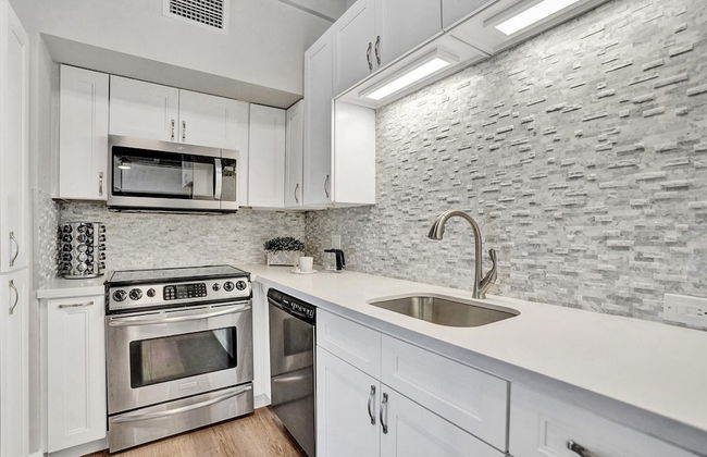 5BR with Heated Pool 5 min to Beach - Foto 17