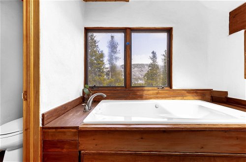Photo 11 - Treehouse by Avantstay Secluded Mountain Cabin w/ Views, Hot Tub & Treehouse