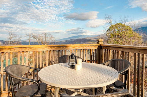 Photo 5 - Chestnut by Avantstay Mountain Cabin w/ Treetop Views, Hot Tub & Game Room