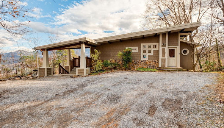 Foto 1 - Chestnut by Avantstay Mountain Cabin w/ Treetop Views, Hot Tub & Game Room