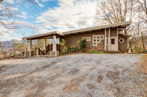 Foto 1 - Chestnut by Avantstay Mountain Cabin w/ Treetop Views, Hot Tub & Game Room