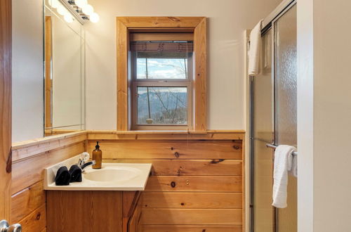 Photo 6 - Chestnut by Avantstay Mountain Cabin w/ Treetop Views, Hot Tub & Game Room