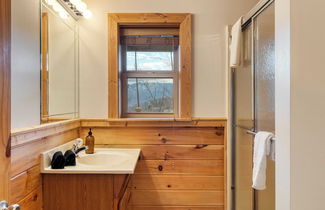 Foto 2 - Chestnut by Avantstay Mountain Cabin w/ Treetop Views, Hot Tub & Game Room