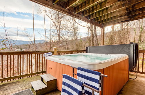 Foto 18 - Chestnut by Avantstay Mountain Cabin w/ Treetop Views, Hot Tub & Game Room