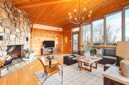 Photo 17 - Chestnut by Avantstay Mountain Cabin w/ Treetop Views, Hot Tub & Game Room