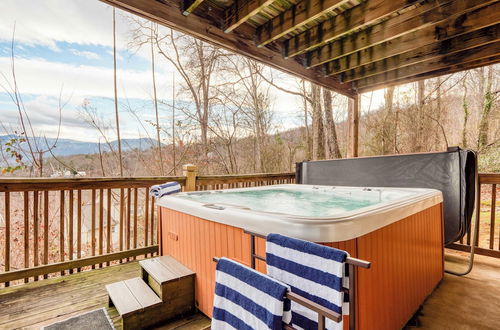 Foto 27 - Chestnut by Avantstay Mountain Cabin w/ Treetop Views, Hot Tub & Game Room