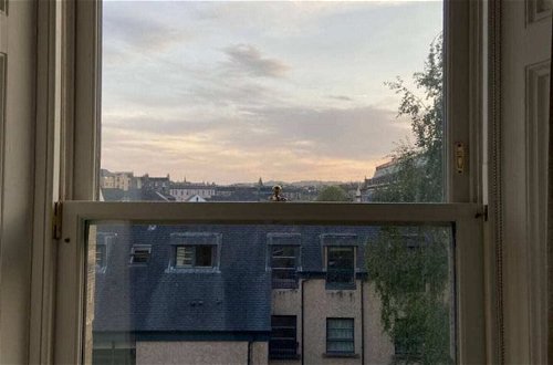Photo 10 - Modern 2 Bedroom Apartment in Edinburgh