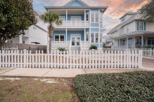 Photo 19 - Blue Jay By Avantstay Spectacular Destin Oasis w/ Pool Walking Distance to Beach