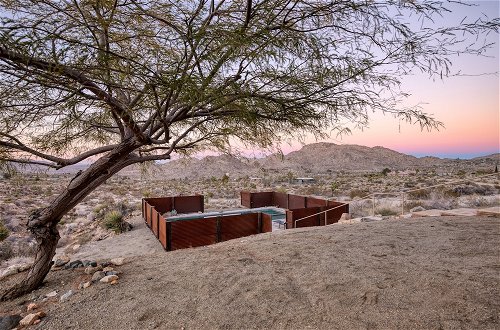 Photo 2 - Desert Stone by Avantstay Contemporary Desert Oasis With Pool & Hot Tub