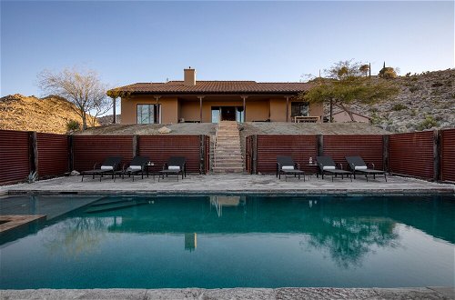 Photo 11 - Desert Stone by Avantstay Contemporary Desert Oasis With Pool & Hot Tub