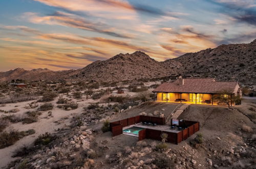 Foto 1 - Desert Stone by Avantstay Contemporary Desert Oasis With Pool & Hot Tub