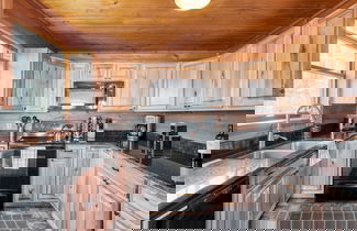 Foto 2 - Fontana by Avantstay Gorgeous Mountain Cabin w/ Views, Hot Tub & Game Room!