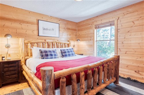 Foto 19 - Fontana by Avantstay Gorgeous Mountain Cabin w/ Views, Hot Tub & Game Room