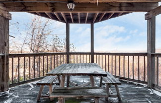 Foto 2 - Fontana by Avantstay Gorgeous Mountain Cabin w/ Views, Hot Tub & Game Room