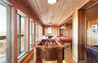 Foto 3 - Fontana by Avantstay Gorgeous Mountain Cabin w/ Views, Hot Tub & Game Room
