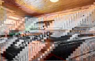 Foto 3 - Fontana by Avantstay Gorgeous Mountain Cabin w/ Views, Hot Tub & Game Room!