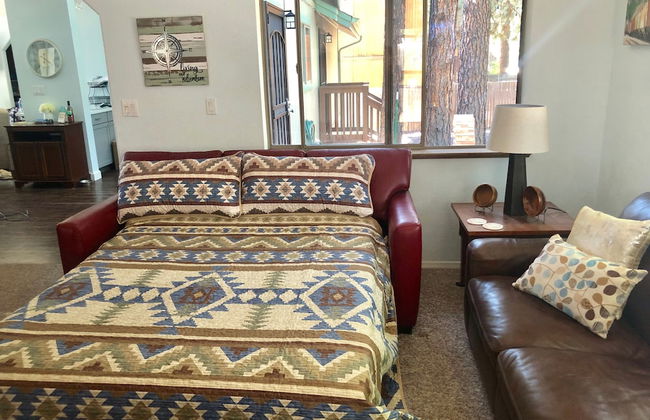 Home In The Pines Near Downtown w Hottub - Foto 26
