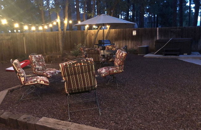 Home In The Pines Near Downtown w Hottub - Foto 30