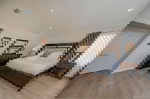 Photo 20 - Newly Remodeled Suburban House