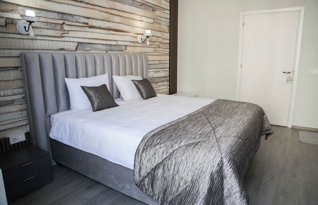 Corner House - Photo 8