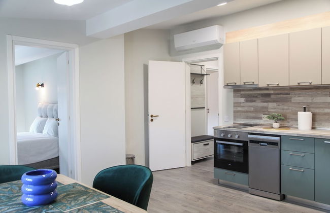 Corner House - Photo 3