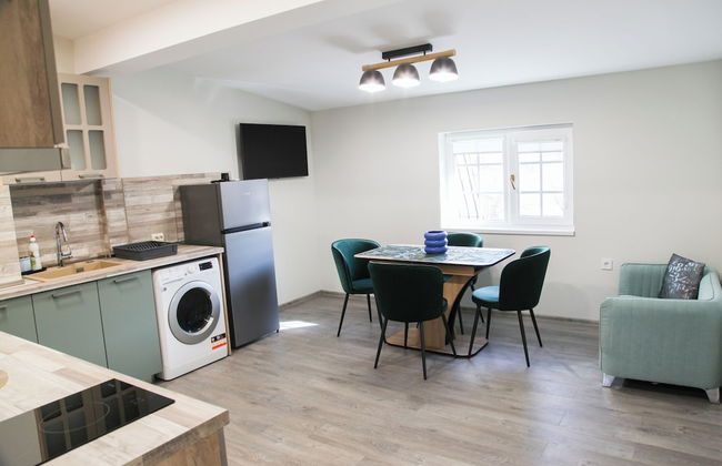 Corner House - Photo 2