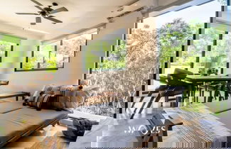 Foto 3 - Prime Location 2 BR Apartment With Natural Ligthed & LX Amenities by Waves Management