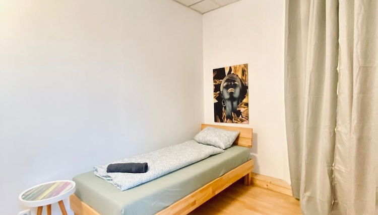 Foto 1 - Stylish Shared 3-Bedroom Stay Near City