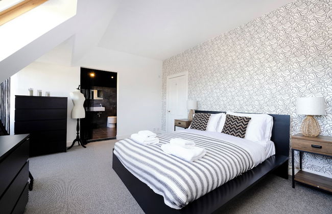 Delightful 3-bed Flat with Parking - Foto 13