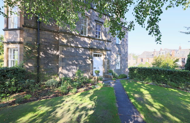 Delightful 3-bed Flat with Parking - Foto 46