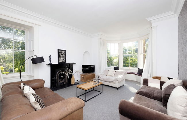 Delightful 3-bed Flat with Parking - Foto 28