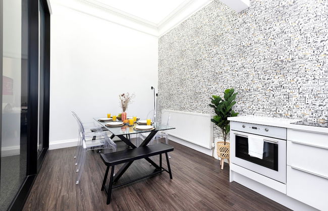 Delightful 3-bed Flat with Parking - Foto 19
