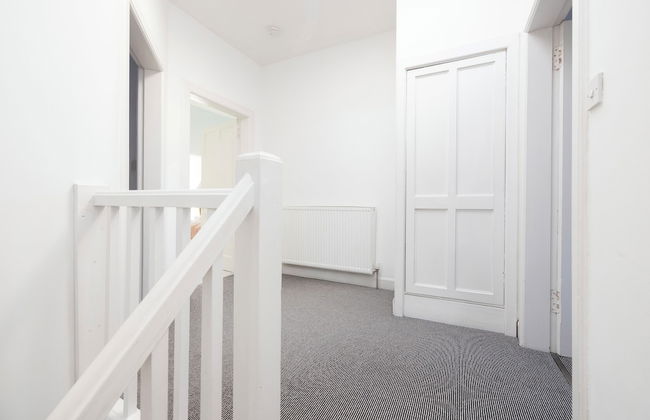 Delightful 3-bed Flat with Parking - Foto 7