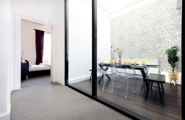 Delightful 3-bed Flat with Parking - Foto 17