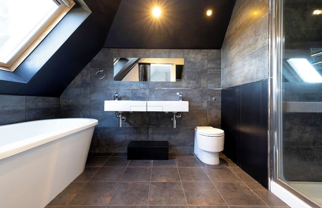 Delightful 3-bed Flat with Parking - Foto 39