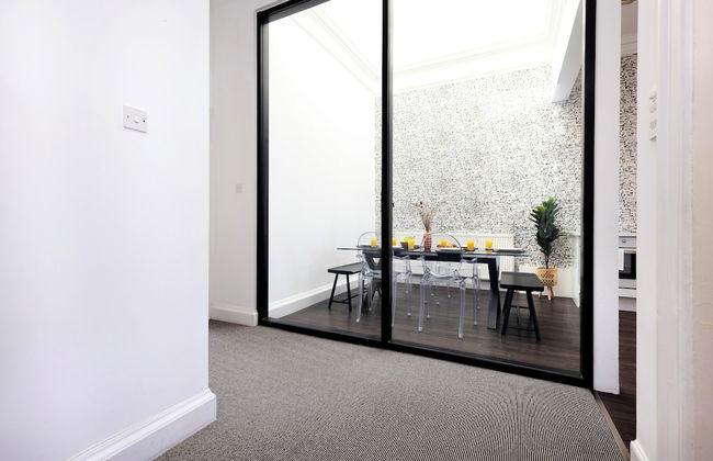 Delightful 3-bed Flat with Parking - Foto 8