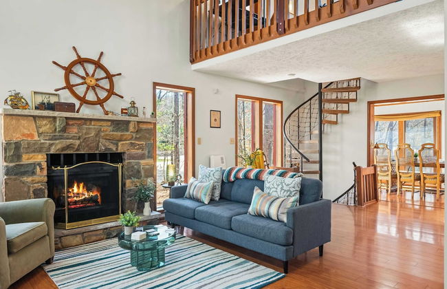 Pirate-themed Lakefront Home w/ Kayaks, Game Room, Views & Hidden Treasure Hunt - Foto 1