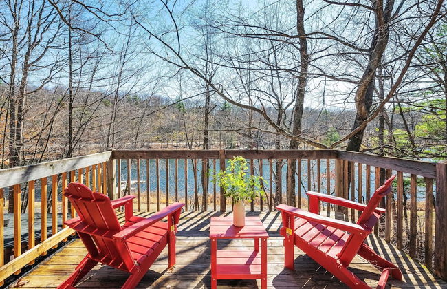 Pirate-themed Lakefront Home w/ Kayaks, Game Room, Views & Hidden Treasure Hunt - Foto 2