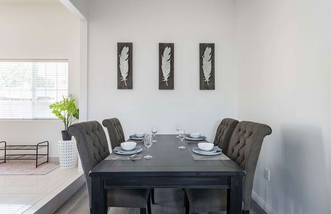 Elegant Retreat Modern Comforts Prime Location - Photo 2