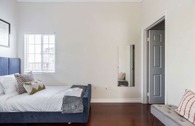 Elegant Retreat Modern Comforts Prime Location - Photo 36