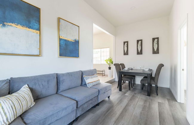 Elegant Retreat Modern Comforts Prime Location - Photo 6