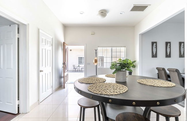 Elegant Retreat Modern Comforts Prime Location - Photo 3