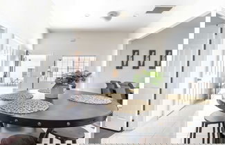 Foto 3 - Elegant Retreat Modern Comforts Prime Location